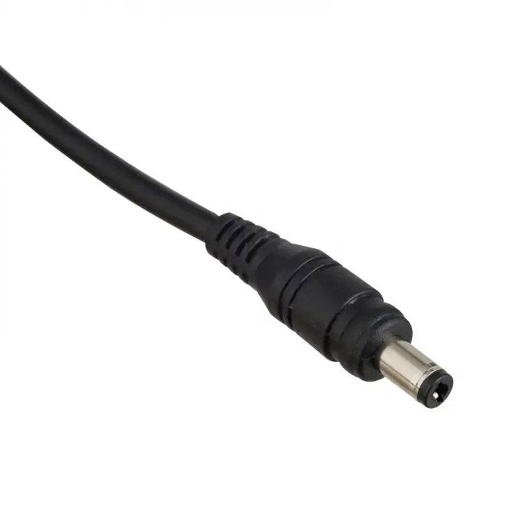 Černý síťový kabel s válcovou zástrčkou, často používaný k nabíjení zařízení.