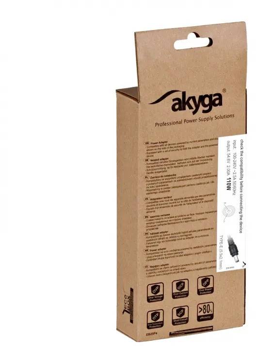 Hnědý obal Akyga pro napájecí adaptér s výpisem technických specifikací produktu a symboly energetické účinnosti na přední straně.