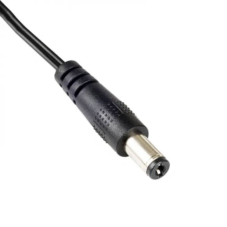 Černý napájecí konektor DC s kabelem, typický pro napájení elektronických zařízení.