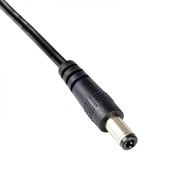 Černý síťový kabel s válcovou zástrčkou pro elektronická zařízení.