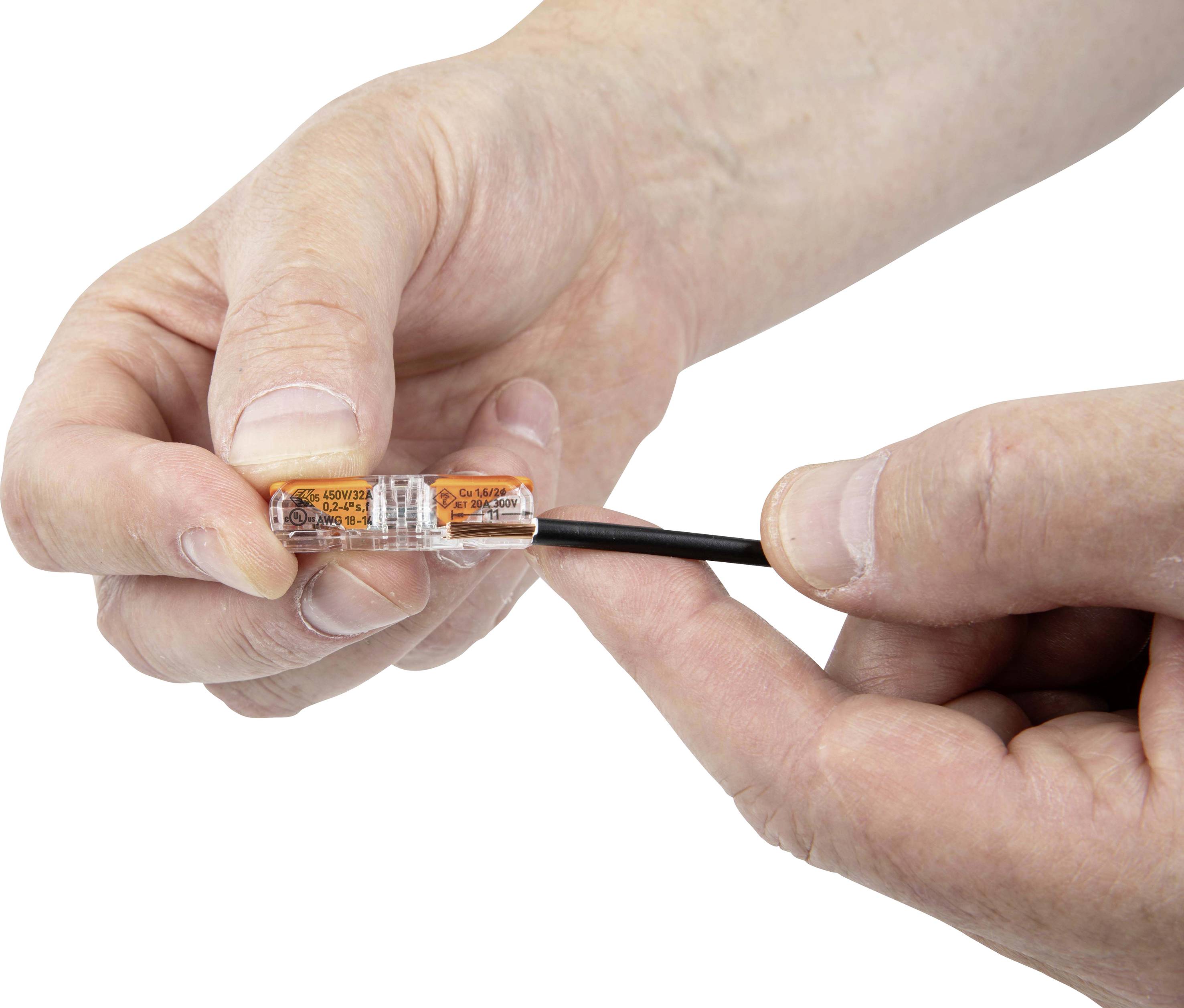 Ruce připojují černý kabel s průhlednou plastovou zástrčkou.