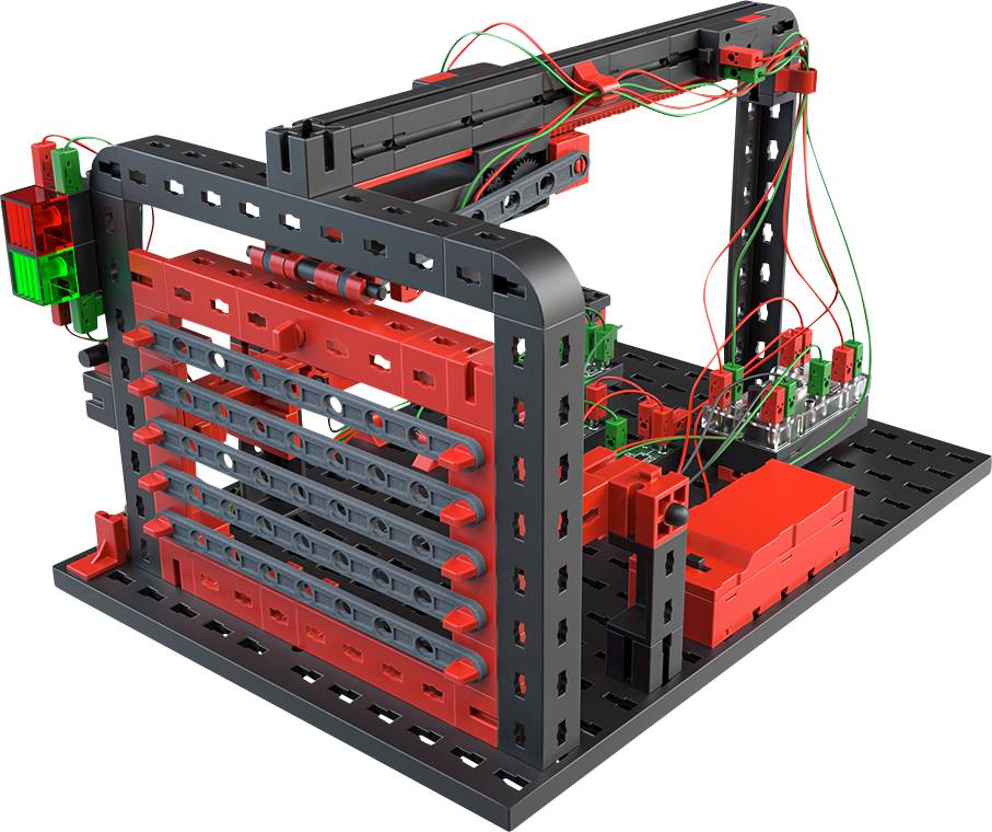 Červený a černý robotický stavebnicový set s viditelnými kabely, namontovaný na perforované desce, vykazuje experimentální strukturu.