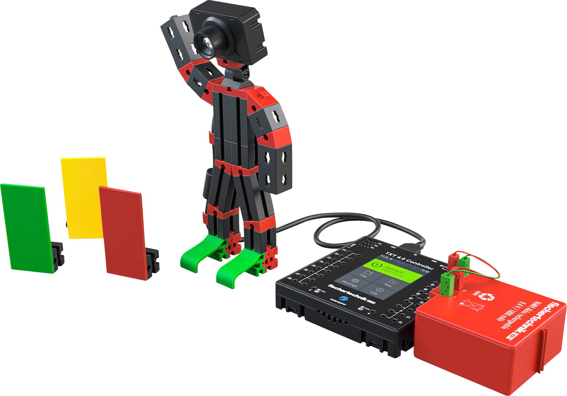 Robot se senzory stojí vedle řídicí jednotky. Před robotem se nacházejí barevné karty.