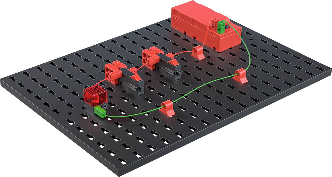 Elektrický rozvaděč s různými moduly a propojovacími kabely, znázorňující jednoduché uspořádání obvodu pro vzdělávací účely.