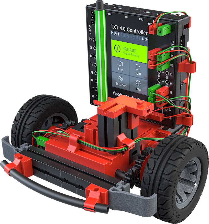 Dvoukolový robot s řadičem 'TXT 4.0', sestavený z červených a černých dílů, zobrazuje programované rozhraní na displeji.