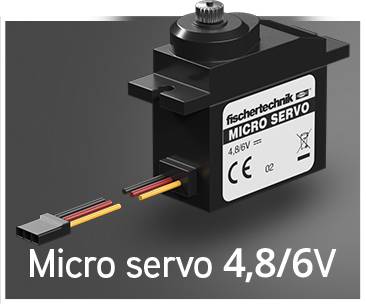 Na šedém pozadí je zobrazeno černé mikro-servo 4,8/6V od společnosti fischertechnik s barevnými kabely.