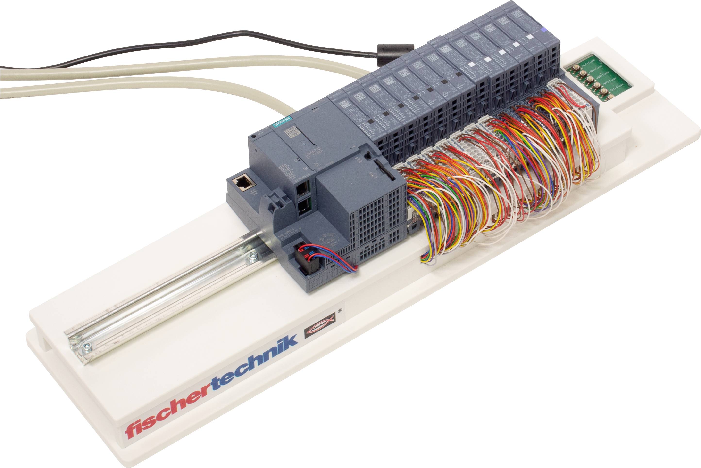 Fischertechnik montážní deska s početným barevným drátovým propojením, připojená k elektronické komponente pro řízení obvodů.