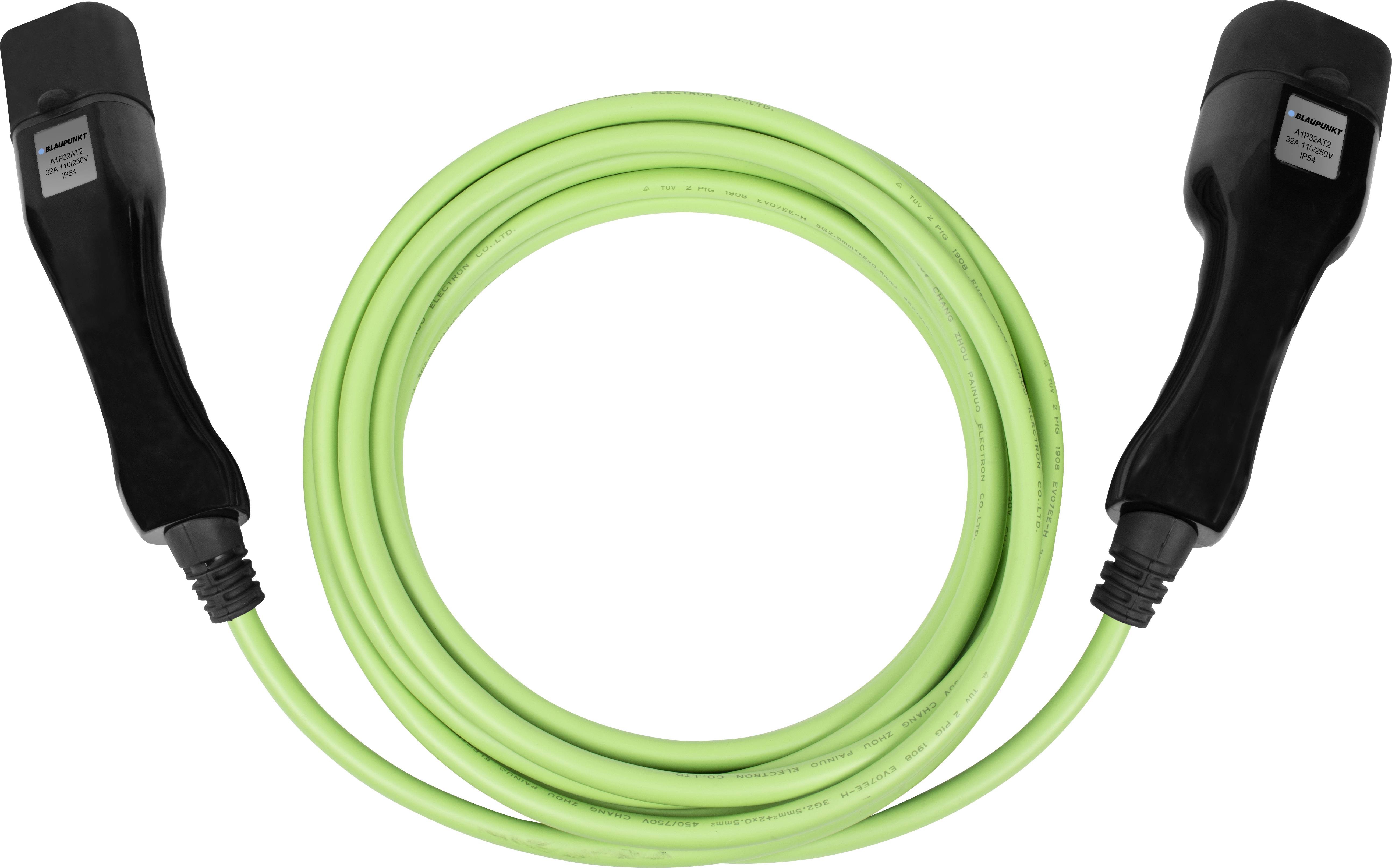 Zelený nabíjecí kabel se dvěma černými konektory, svinutý do kruhu. Vhodný pro elektromobily.