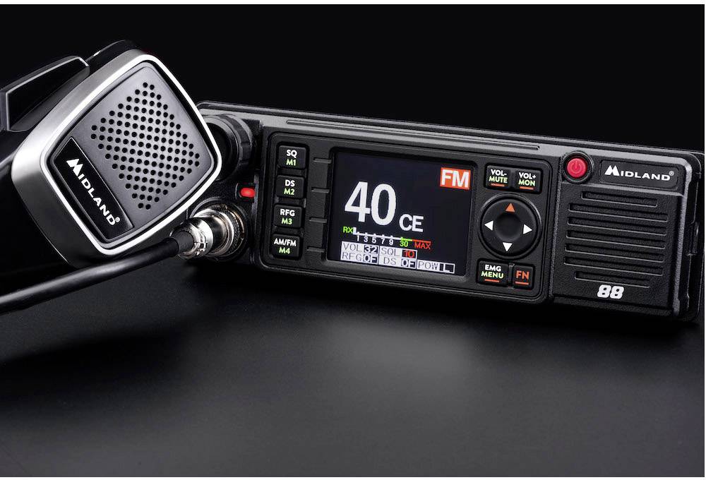 Přenosná radiostanice s mikrofonem, digitální displej zobrazuje '40 CE'. Tlačítka pro hlasitost, menu, nastavení menu a nastavení kanálu.