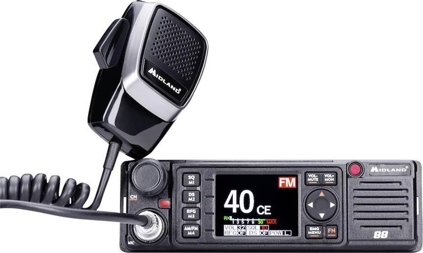 CB radiostanice s mikrofonem, displej ukazuje kanál 40 CE, FM mód. Tlačítka a ovladače pro různé funkce, viditelný název značky.