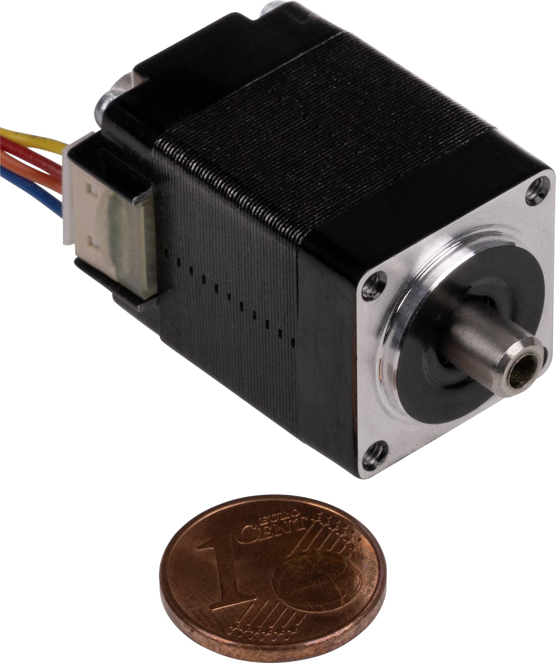 Elektromotor vedle mince v hodnotě 1 centu pro srovnání velikosti. Motor je černý se stříbrným krytem na přední straně.