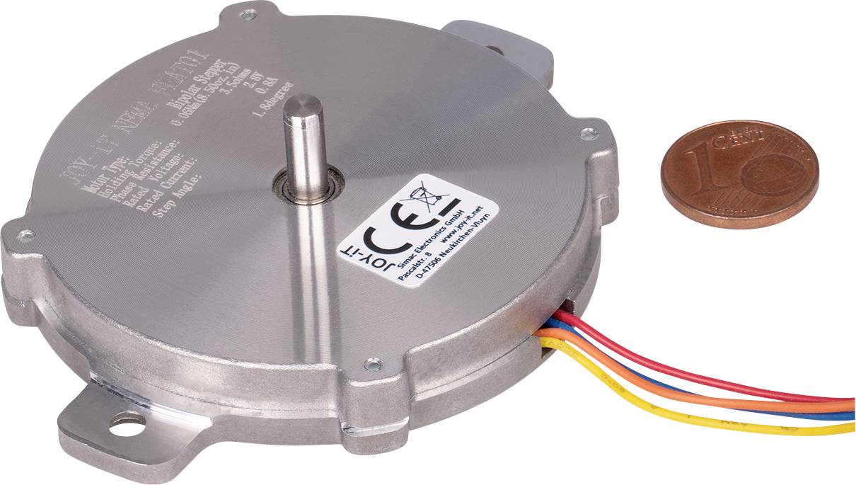 Krokový motor s barevnými vodiči leží vedle mince v hodnotě 1 centu, která slouží jako měřítko velikosti.
