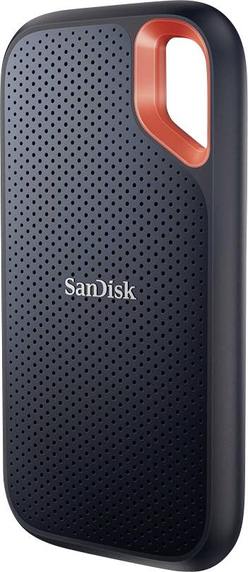 Externí SSD disk SanDisk s černým perforovaným designem a oranžovým akcentem na držadle.