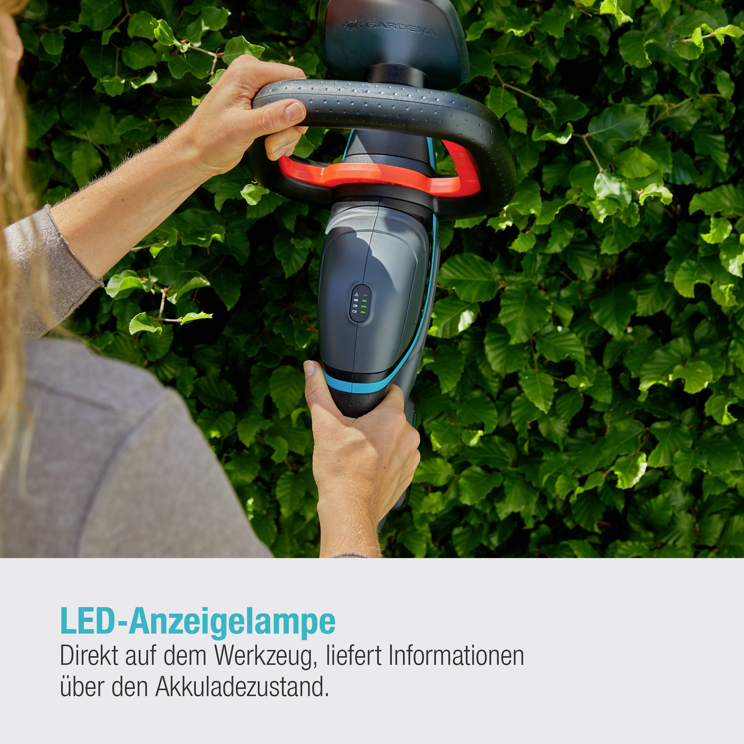 Osoba drží elektrický nástroj před zeleným živým plotem. Text dole: 'LED indikátor - poskytuje informace o stavu nabití baterie'.