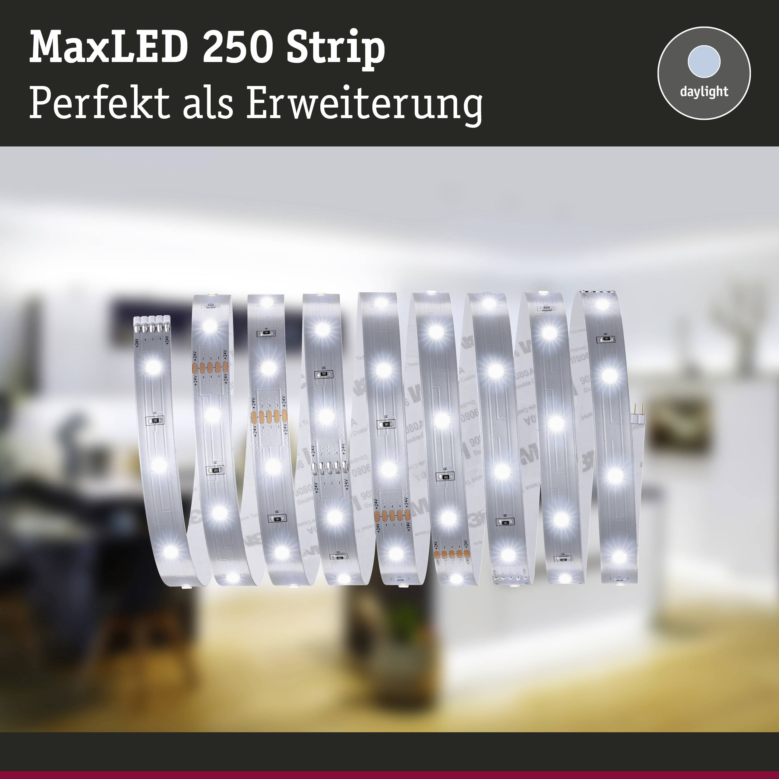 LED pásek s textem 'MaxLED 250 Strip - Dokonalý pro rozšíření', terasa v pozadí, denní světlo.