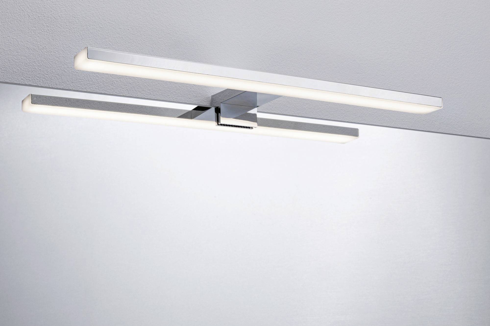 Moderní stropní LED svítidlo s lineárním tvarem svítí neutrální bílou barvou. Ideální pro minimalistické interiéry.