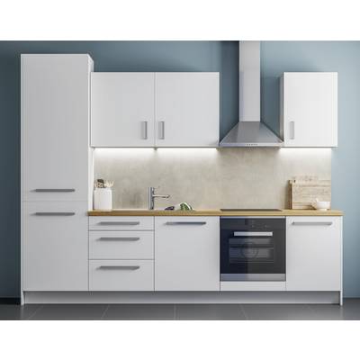 Moderní kuchyně s bílými skříňkami, dřevěnou pracovní deskou, nerezovým sporákem a digestoří. Jemné barvy v minimalistickém designu.