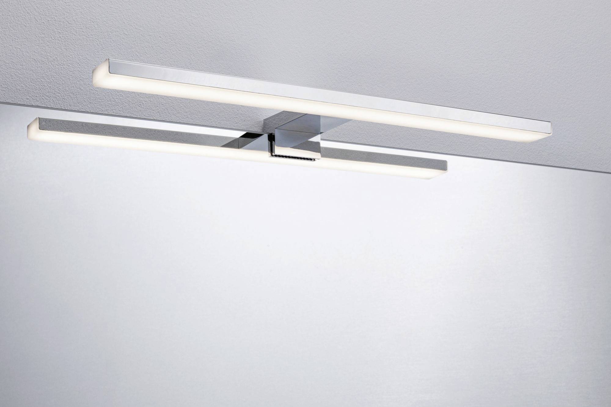 Nenápadné, moderní stropní svítidlo s dlouhým, obdélníkovým designem z kovu s integrovanými LED pásky, osvětlující místnost.