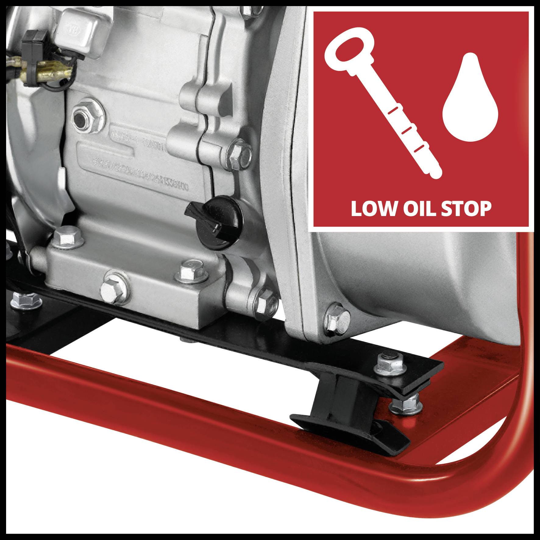 Detailní záběr motoru s  výstražným symbolem zobrazujícím klíč a kapku, doplněný nápisem 'LOW OIL STOP'.