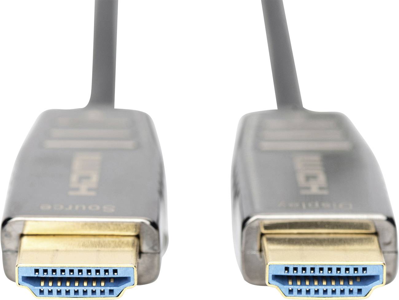 Dva HDMI kabely s modrými konektory leží vedle sebe rovnoběžně.