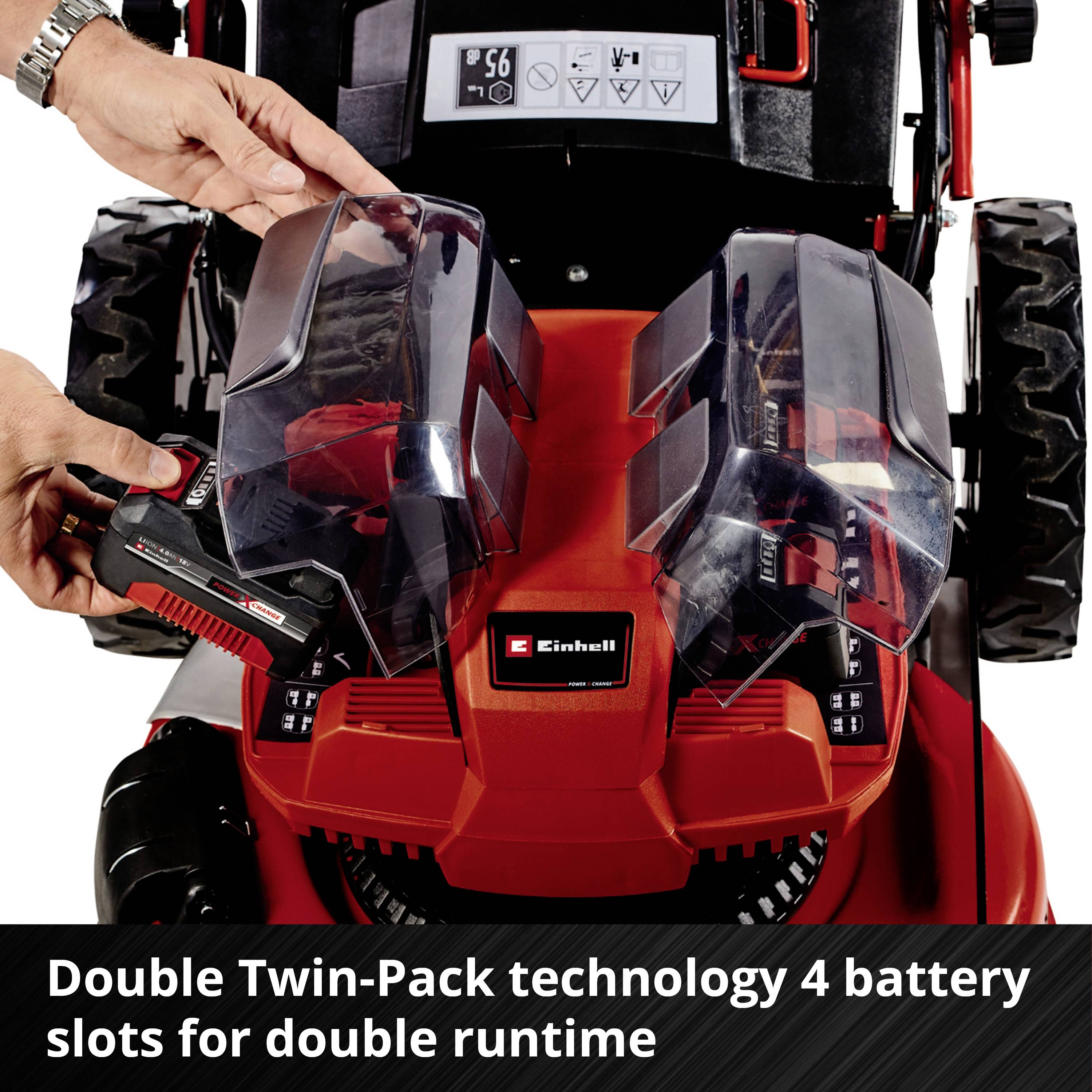 Červená sekačka s technologií 'Double Twin-Pack': 4 pozice pro baterie pro dvojnásobnou výdrž. Ruce vkládají baterii.