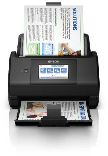 Černý dokumentový scanner Epson skenuje papír s nápisem 'SOLUTIONS'. Na přední straně má kontrolní displej.