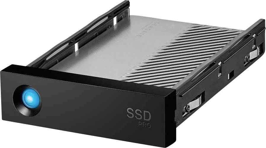 Černý kryt SSD disku s výrazně modrým tlačítkem, navržený pro použití v počítačových skříních za účelem rozšíření úložného prostoru.