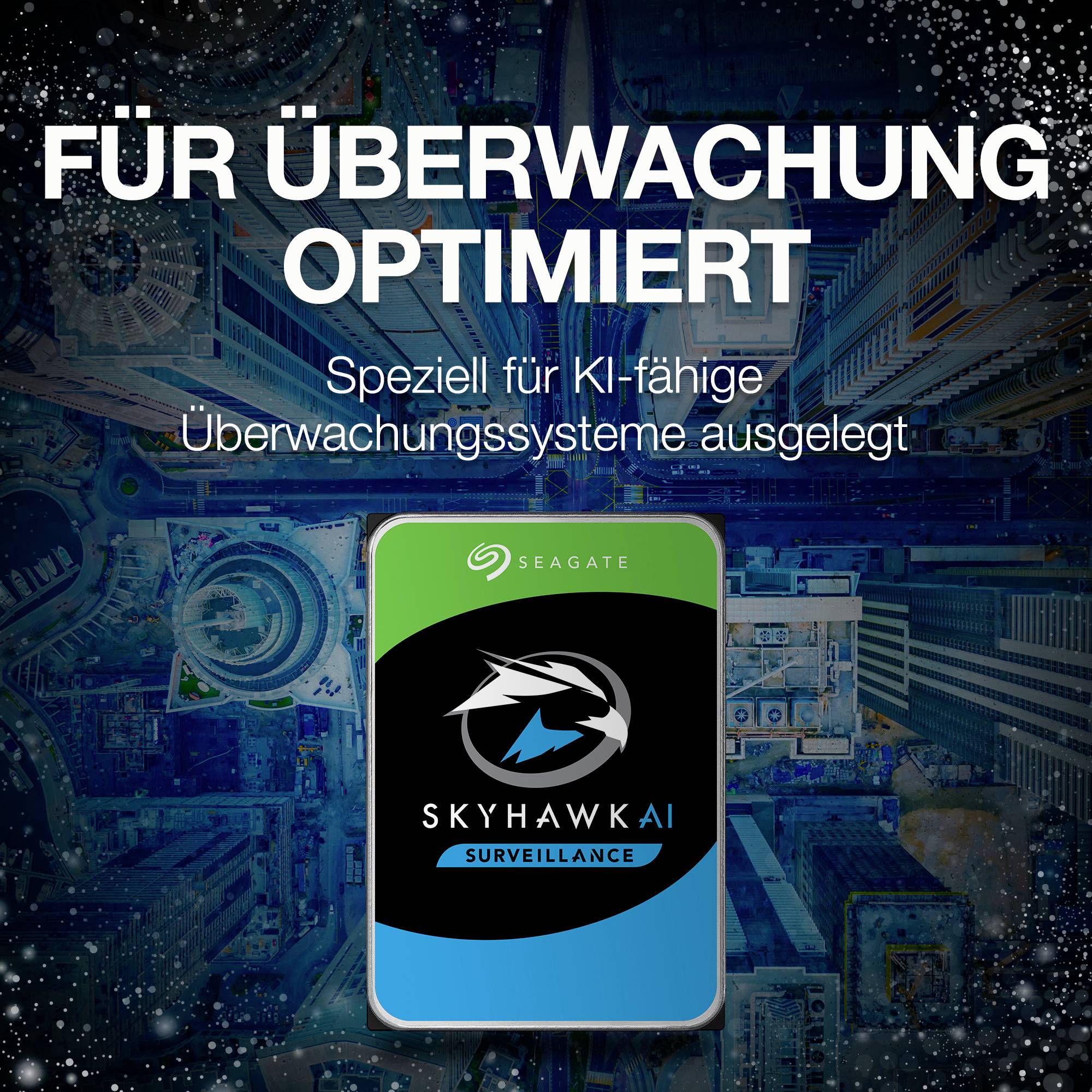 SkyHawk AI pevný disk, optimalizovaný pro dohled, speciálně určený pro systémy schopné umělé inteligence, zobrazený před nočním nebem a budovami v pozadí.