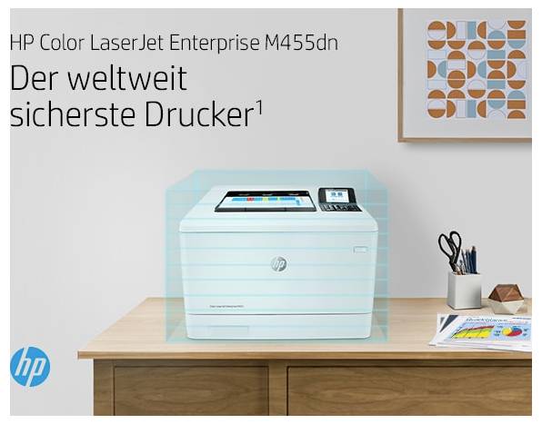 HP Color LaserJet Enterprise M455dn tiskárna na stole s německým reklamním textem psaným "Der weltweit sicherste Drucker" a logem HP.