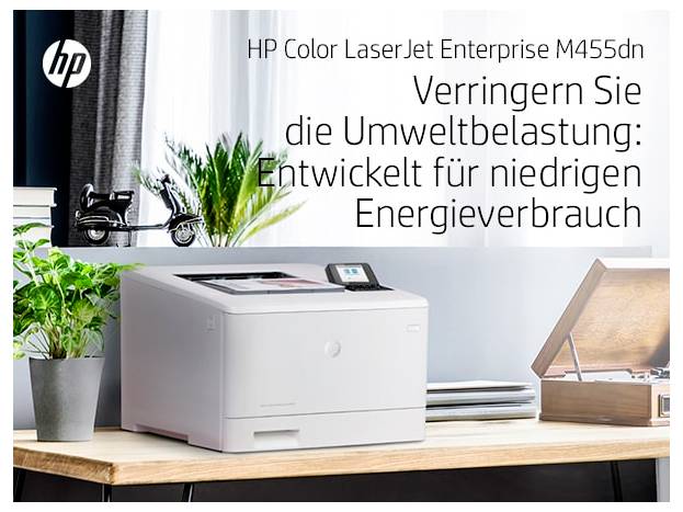 Tiskárna HP Color LaserJet Enterprise M455dn na pracovním stole s německým textem propagujícím snížení vlivu na životní prostředí a nízkou spotřebu energie.