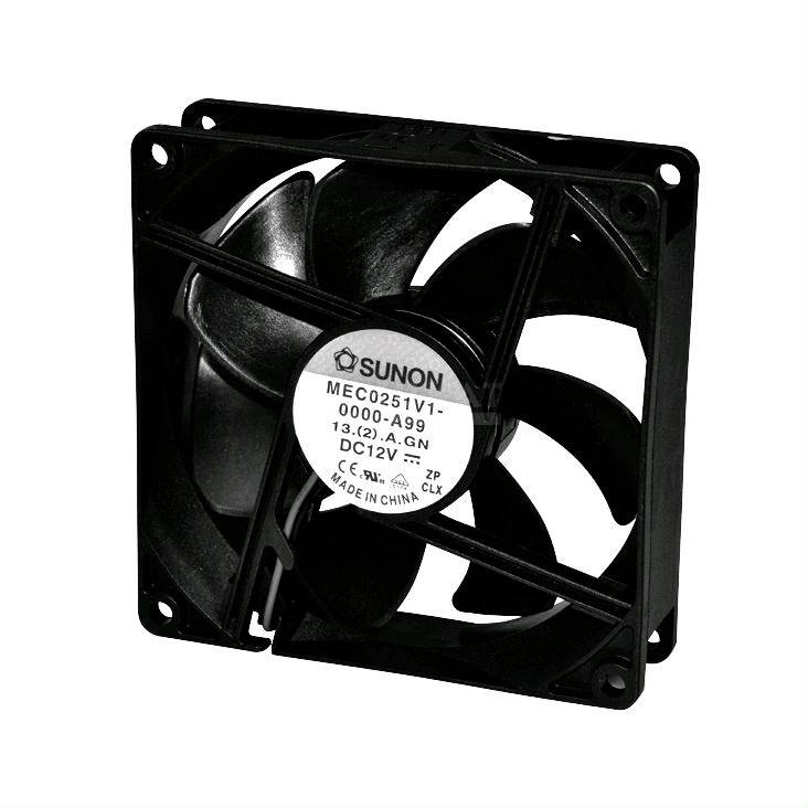 Černý, čtvercový počítačový ventilátor s pěti lopatkami a nápisem na přední straně.