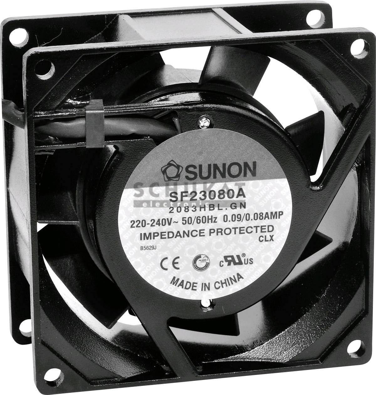 Černý ventilátor s nálepkou 'SF23080A, 220-240V, 50/60Hz, 0,09/0,08A'. Vyrobeno v Číně, od značky Sunon.