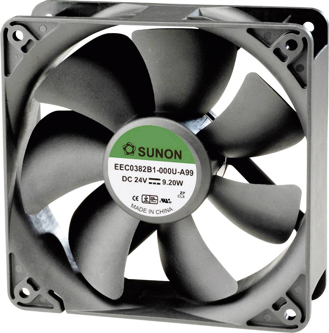 Černý ventilátor s pěti listy, uprostřed kterého je nalepena samolepka s technickými specifikacemi v zeleno-šedém barevném schématu.