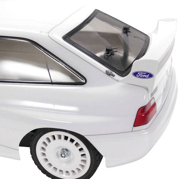 Bílé modelové auto s logem Ford na zadním spoileru ukazuje zadní část vozu s kolem a tmavě tónovanými okny.