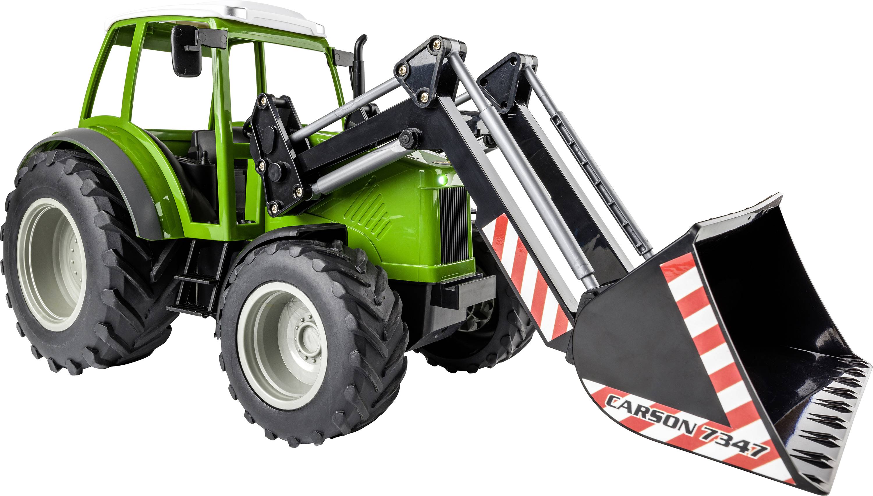 Hračkový traktor se zelenou karoserií a velkou černou lžící s červenými pruhy, modelové označení 'Carson 7347' na lžíci.