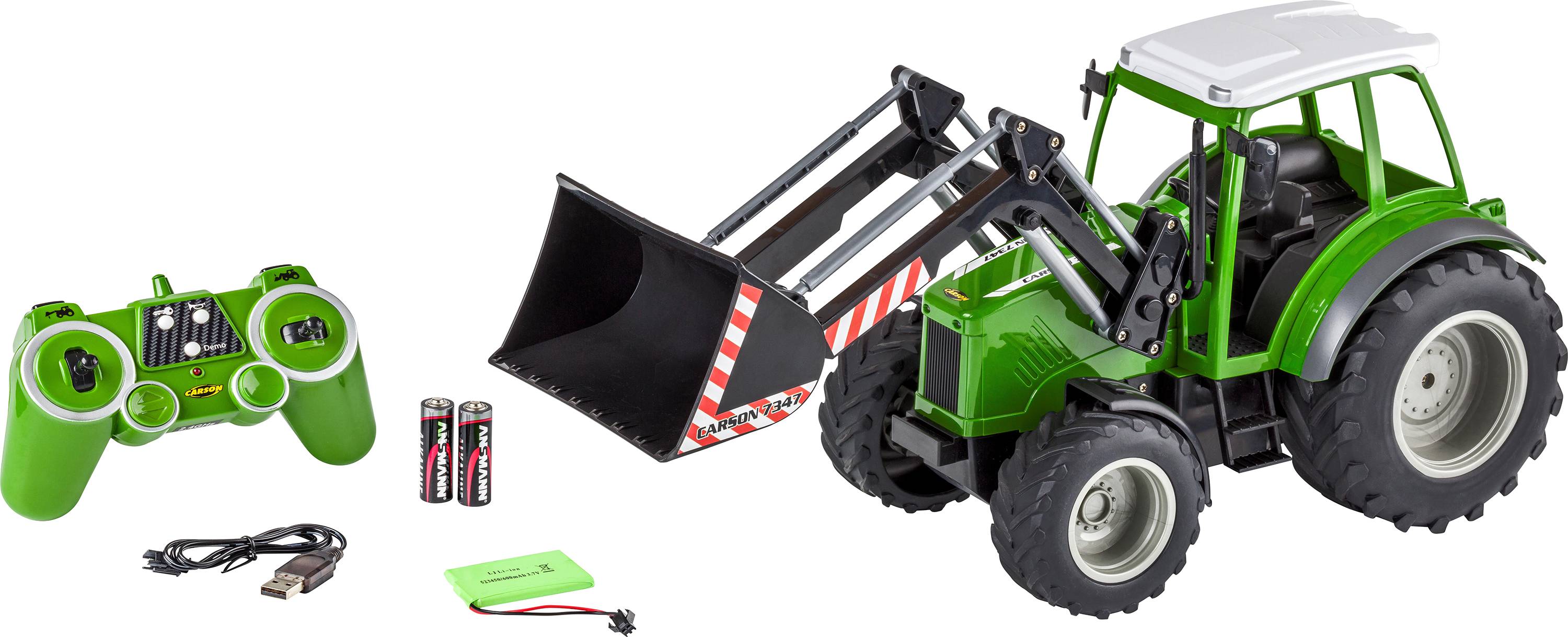 Zelený hračkářský traktor na dálkové ovládání, s bateriemi a nabíjecím kabelem. Traktor má velký čelní nakladač.