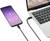 Mobilní telefon je připojen k notebooku přes USB kabel za účelem nabíjení nebo přenosu dat. Klávesnice notebooku je viditelná.