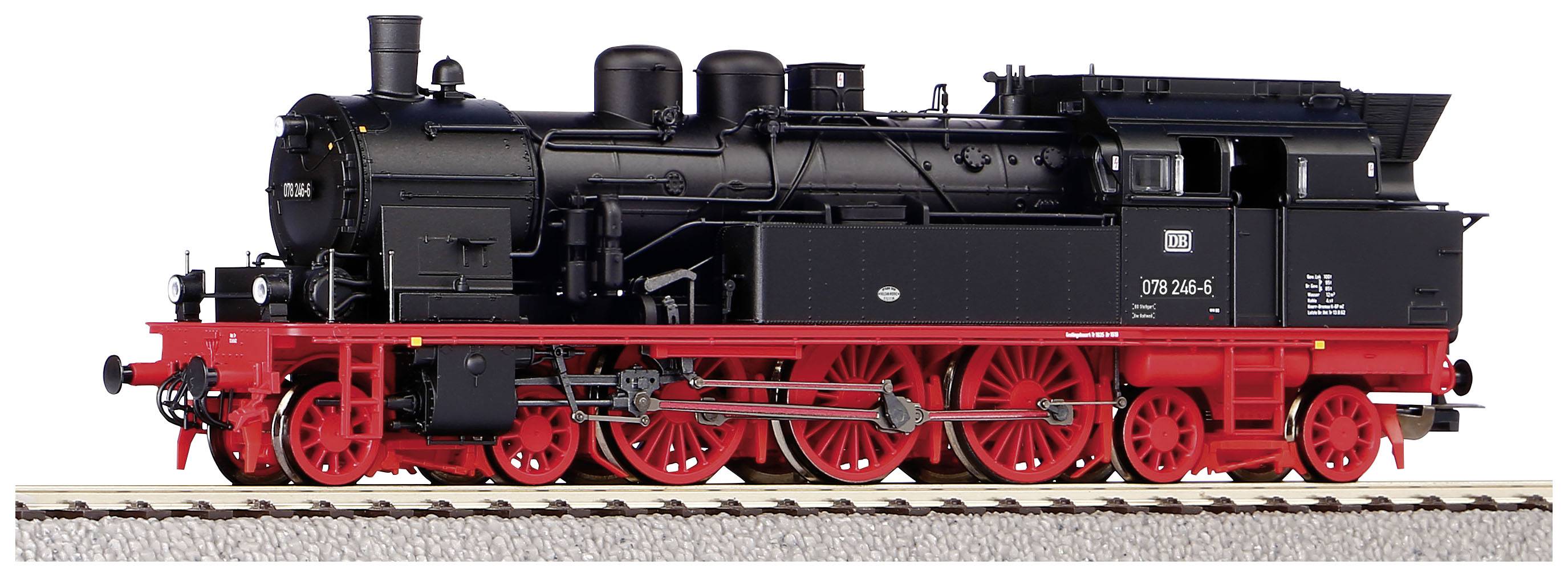 Černý a červený model parní lokomotivy na kolejnicovém úseku, pohled z boku. Lokomotiva má výrazná červená kola.