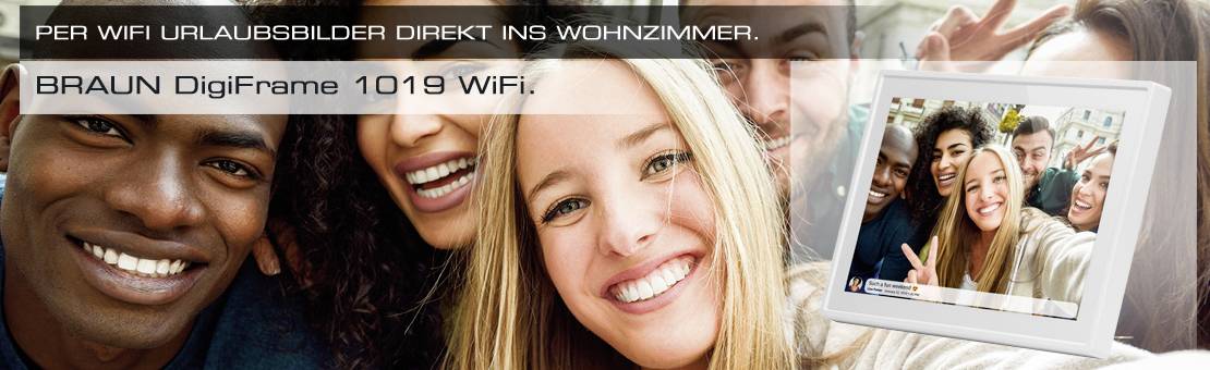 Skupinka mladých lidí se usmívá do kamery. Vedle je digitální fotorámeček s nápisem 'Dovolenkové fotografie přímo do obýváku přes WiFi'.