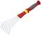 Ruční hrábě v červené a žluté barvě, s ergonomickou rukojetí a šesti kovovými zuby. Vhodné pro zahradní práce, jako je shrabování listí nebo kypření půdy.