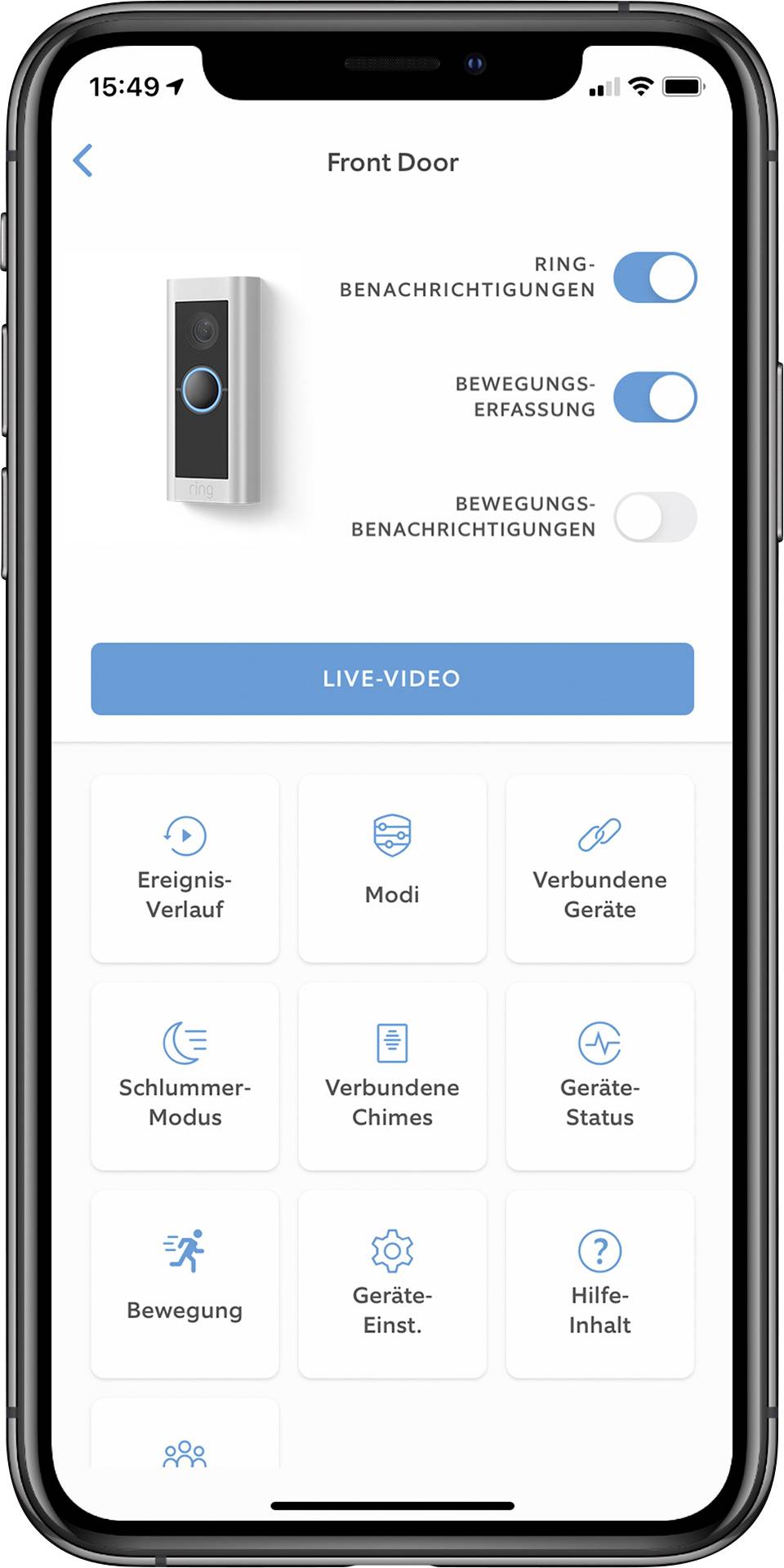 Smartphone zobrazuje bezpečnostní aplikaci s pohledem kamery na vstupní dveře. Možnosti oznámení, detekce pohybu a živého videa.