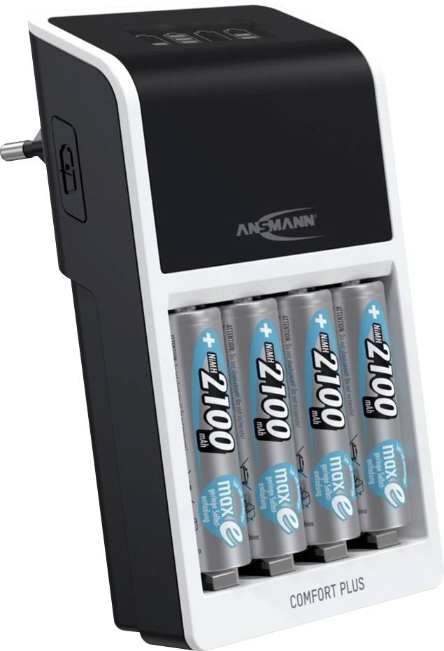 Nabíječka se čtyřmi AA akumulátory, označenými 2100 mAh, připravená k nabíjení. Černobílý design s připojením do elektrické zásuvky.