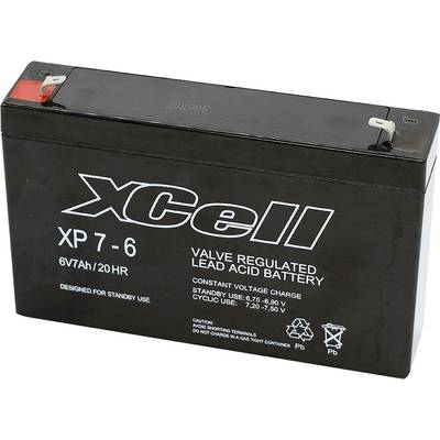 Černý olověný akumulátor "XP 7-6" s bílým nápisem pro konstantní napájení. Kapacita: 6V/7Ah.