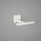 Bílá, obdélníková nástěnná lampa na šedé stěně. Lampa má tenké, horizontální rameno a čtvercový podstavec.