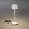 Malá, bílá, moderní stolní lampa s čtvercovým stínidlem. Lampa stojí na šedém podstavci a má USB kabel.