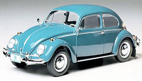 Tyrkysově modrý vintage brouk od Volkswagenu, pohled z boku, s chromovanými detaily a klasickým designem.