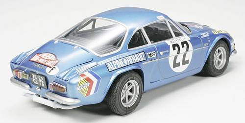 Modré veteránské sportovní auto se startovním číslem '22' na boku. Má bílé ráfky a několik závodních samolepek. Auto stojí v klidu.