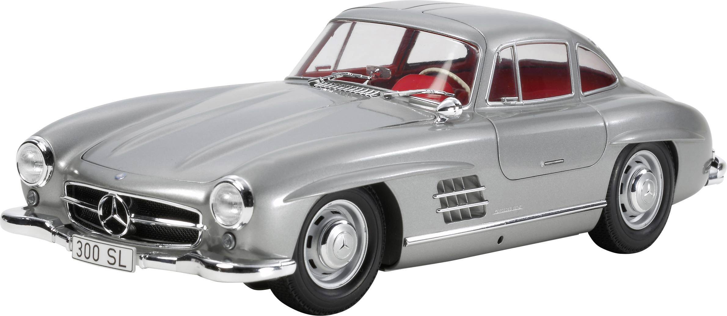 Stříbrný Mercedes-Benz 300 SL se zavřenými křídlovými dveřmi, boční pohled, na bílém pozadí.
