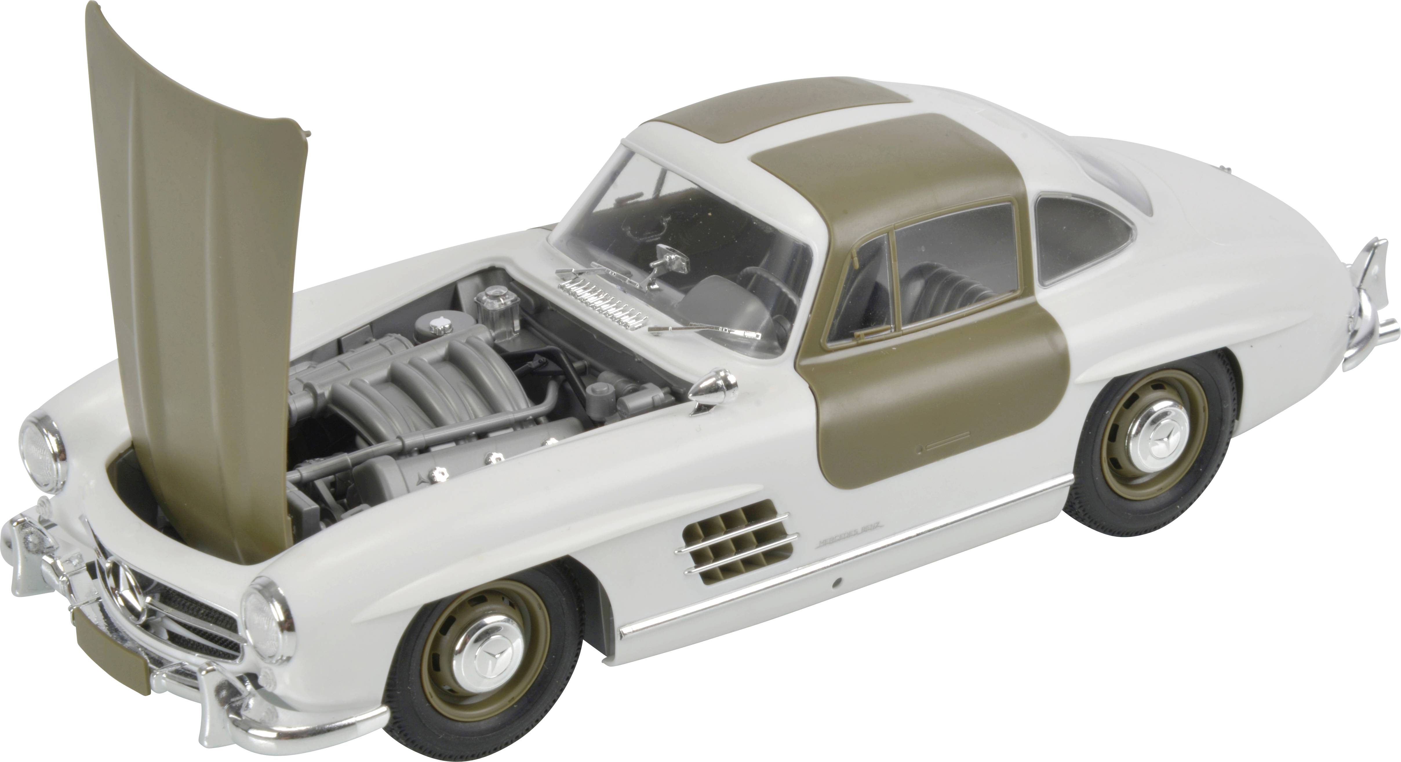Model klassického sportovního automobilu s otevřenou kapotou ukazuje detailní motorový prostor. Auto je dvoubarevné: bílé a hnědé.