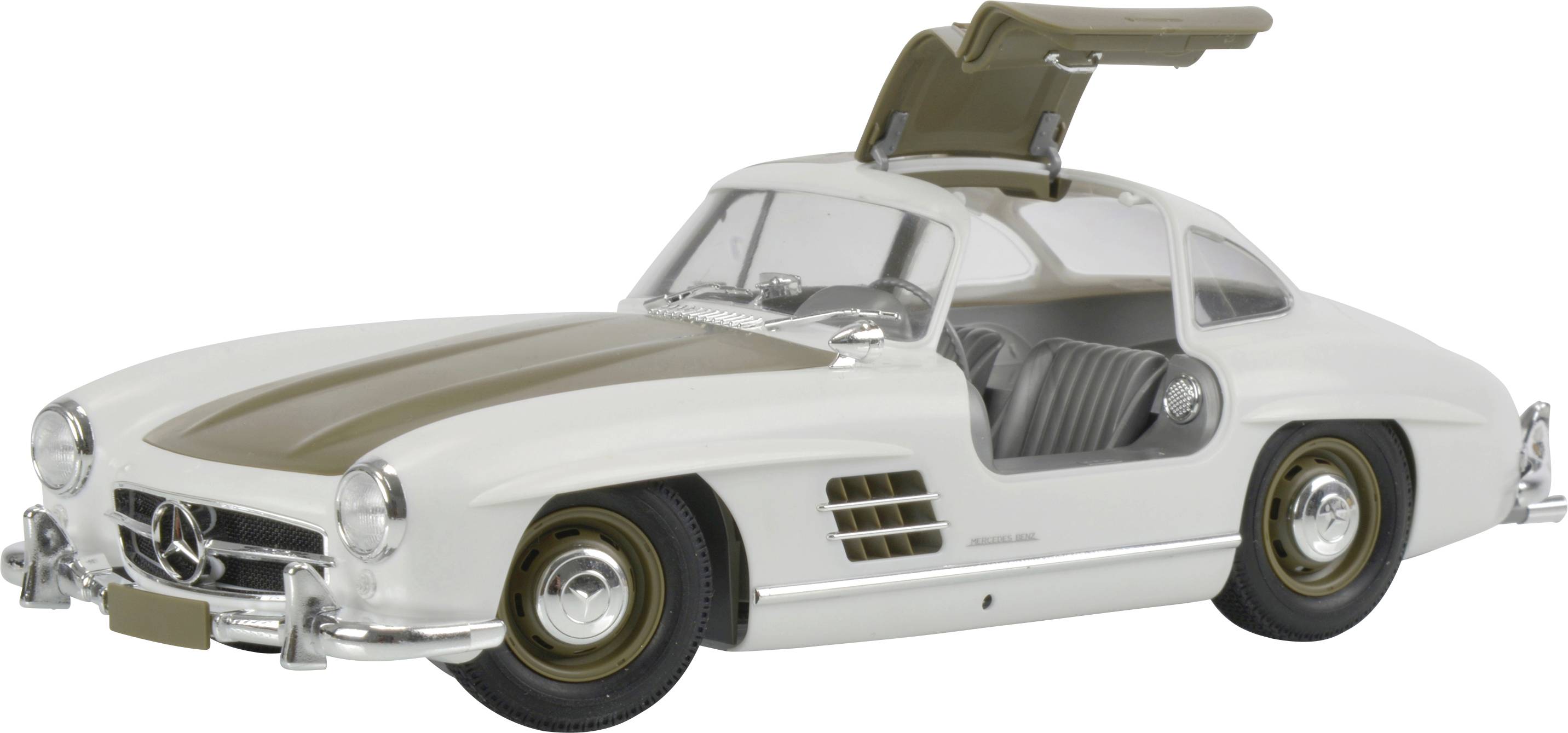Bílý veterán sportovního vozu s otevřenými křídlovými dveřmi, který ukazuje klasické designové prvky automobilu.